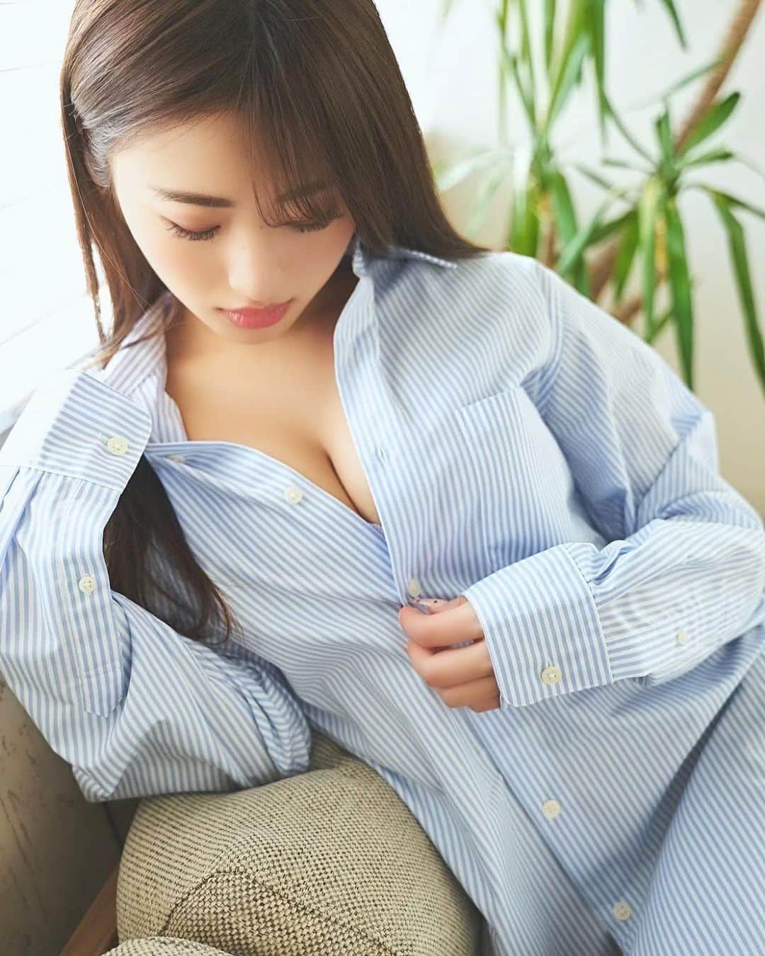 MIYABIのインスタグラム：「⬆️みんなは片手で開けれる人？👔🤭  素敵な夜を😘  good night🌙」