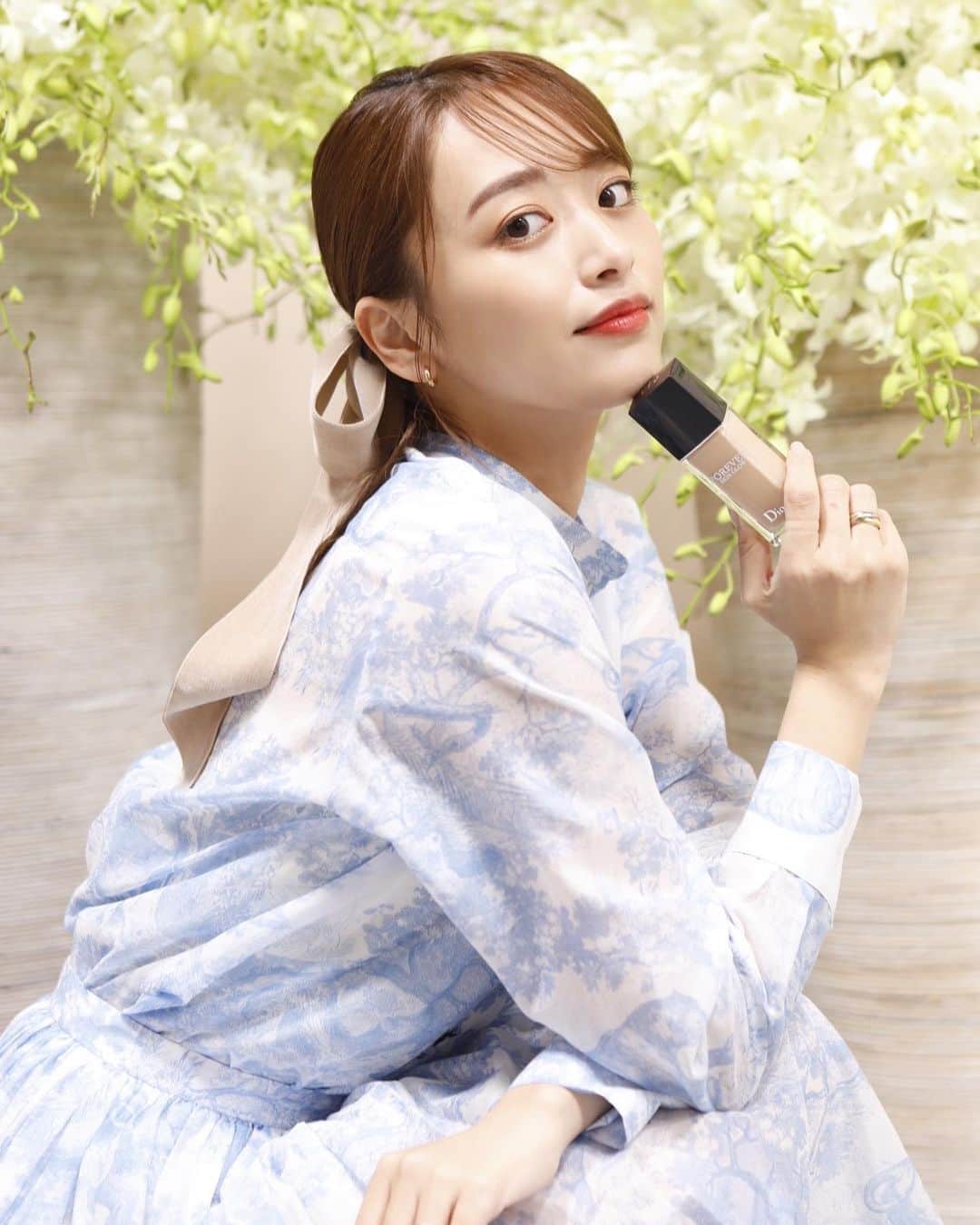近藤千尋のインスタグラム：「ディオールスキン  フォーエヴァー フルイドが、 2月25日より全国発売するという事で 撮影してもらいました📷💓 お洋服も　@dior 🥰🥰🥰  86%美容液ベースで くすみ知らずの美しい仕上がりを 一日中キープしてくれます✨☺️  是非チェックしてみてね💓  @diorbeauty @dior #ディオールスキンフォーエヴァー #DIORFOREVER」
