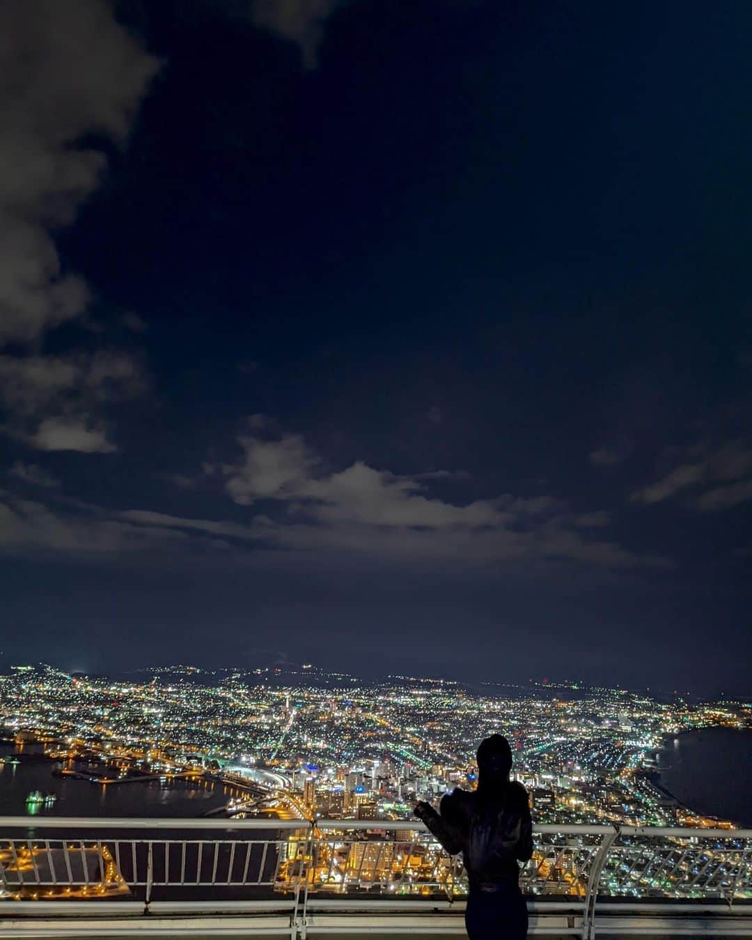 美咲あいりさんのインスタグラム写真 - (美咲あいりInstagram)「✨✨ ⁡ 久しぶりに函館山の夜景🌃見たけどやっぱり綺麗✨ ⁡ #函館山 #函館山夜景 #夜景  #nightview #hakodate #hokaido  #函館展望台 #展望台 #函館 #北海道」2月17日 19時34分 - misakiairi