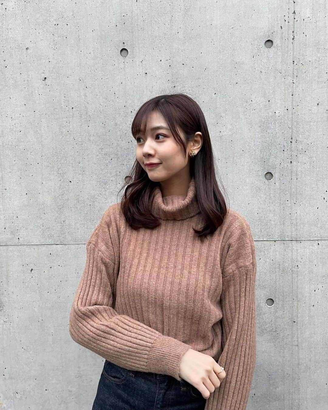 杉浦みずきのインスタグラム：「. 冬はタートルニットが好き🤍 今日雪降ってたなあ ・ ・ #ootd #私服 #ニット #タートルニット #ブラウンコーデ #パンツコーデ  @_amulet_official」