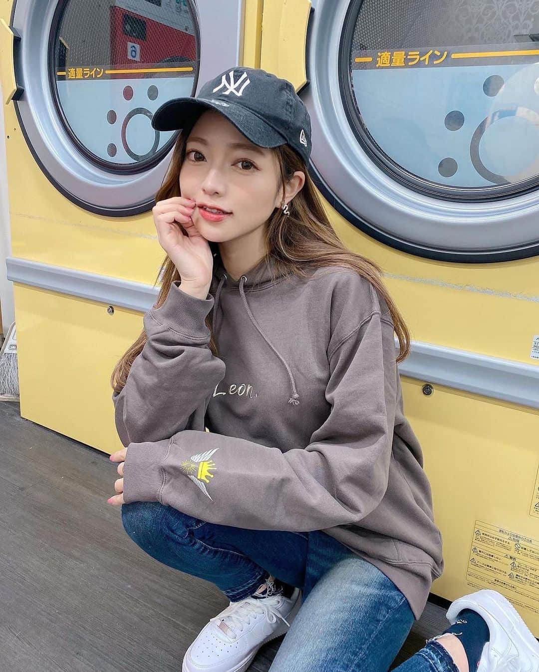 八千恵(やっちん)さんのインスタグラム写真 - (八千恵(やっちん)Instagram)「🧢👟🤍💛 . このパーカーとスウェットの色味が好き✌︎ . わたしの従兄弟のアパレルブランド @leon._official_ の服だよ😳 . 今だけLINE友達追加で 500円OFFセールやってるみたい❤︎ . . #パーカー #パーカーコーデ #スウェット #スウェットコーデ #ゆったりコーデ #キャップコーデ #ストリートコーデ」2月17日 20時02分 - ya____ch