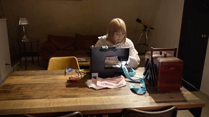落合萌のインスタグラム：「私がゲストの愛用品にまつわるエピソードからドラマ仕立てのCMを制作する"勝手にCMシリーズ"をスタートしました！🎥✨  第一弾出演者はなんとMAXのMINAさんと、実の娘さん❗️✨ 豪華すぎる😭  今後も色んな方とコラボしていくので、 是非落合萌YouTubeチャンネル「Otti V」のチェック&チャンネル登録お願いします😆  【勝手にCMシリーズ】MAX•MINAさん × ゼブラパン【♯1】 https://youtu.be/lOKFdh_eoEw  #mina さん #ゼブラパン」