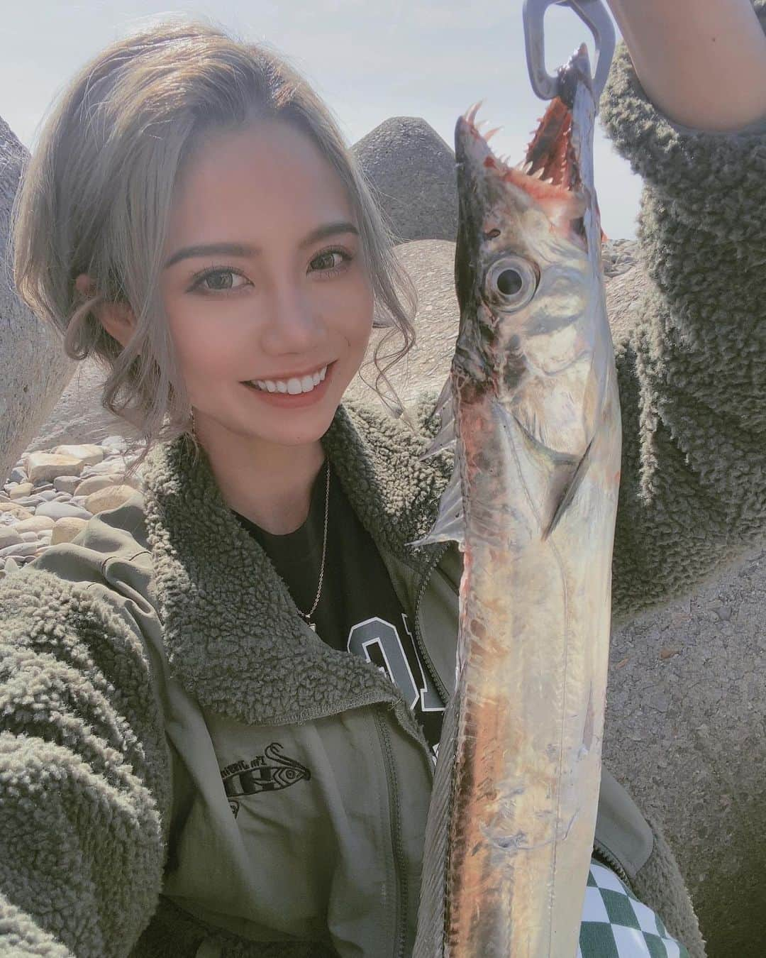 KANAのインスタグラム：「ずーと釣りは、毎日いってるがチビしか釣れんし、、 太刀魚チャレンジ中 冷凍ストック なくなる寸前笑💦  　やっと爆釣‼️笑笑 けど、結果4本が最高サイズ 😭  頑張らんとね！ もうすぐ太刀魚釣れんことなる‼️  2枚目の私が、魚卸してる魚屋さんにしか見えない笑笑  #へいっらっしゃい #今日はよりどりみどり #タイムサービス  明日も頑張ろ  #釣り #釣り好きな人と繋がりたい  #太刀魚 #太刀魚料理 #釣り女子  #どんなもんぢゃーーーい #アブガルシア #ジグ #爆釣 #爆釣ジグ #100均ジグ」