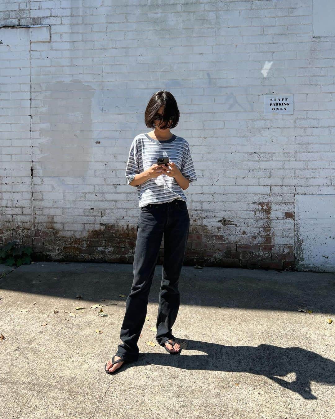 のインスタグラム：「Thrifted T-shirt + vintage 501 🤍 こっちの古着屋さんで買った501💫サイズぴったり。今は裾長くズルズル履くのもいいなって気分だけど、少ししたら短くしてソックス見せたりアンクルブーツと合わせたりしよーっと🦋」