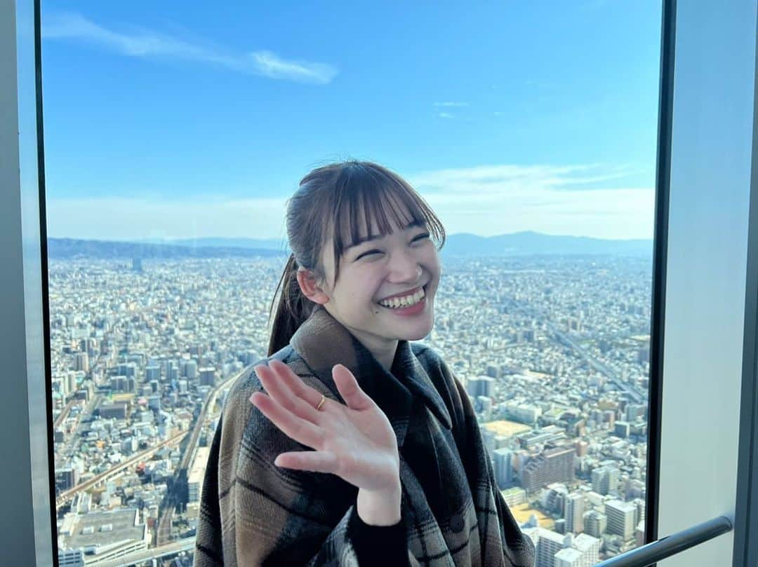 中崎花音さんのインスタグラム写真 - (中崎花音Instagram)「2月14日で21歳になりました⭐️ いつも沢山の応援ありがとうございます😊 20歳では皆さんのお陰でアイドルにもなれて、舞台も経験できて、とても変化があった１年でした。 ステージから皆さんの顔を見たり、チェキ会でお話ししたり、コメントやDMを読んだりすることが私の楽しみであり、励みであって、私の人生の相棒はファンの皆さんです。 いつもありがとう😭💜 21歳はMerciMerciの中﨑花音としてもっともっと成長できるように頑張るので、引き続き応援よろしくお願い致します🙇‍♀️  #アイドル #女子大生 #ポニーテール #あべのハルカス #展望台 #写真 #instagram #idol #ponytail #picture #ポンチョ #beams #sky #過去pic #空」2月17日 12時47分 - cq_kanon_n