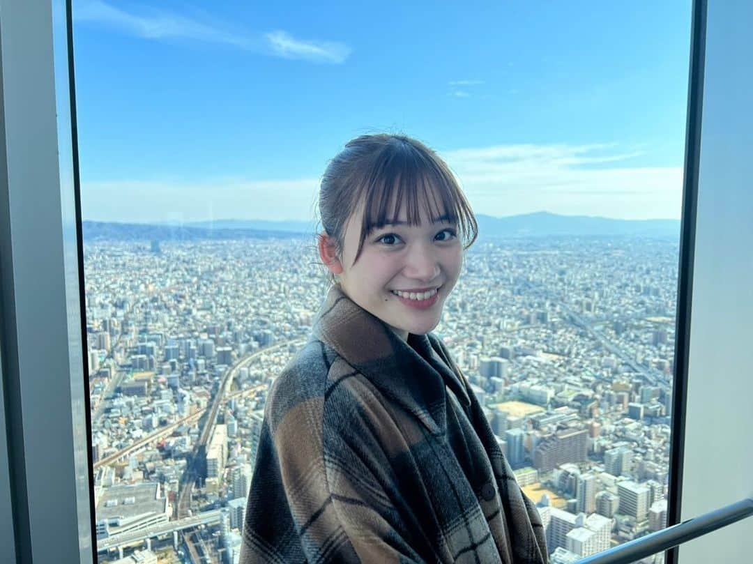 中崎花音さんのインスタグラム写真 - (中崎花音Instagram)「2月14日で21歳になりました⭐️ いつも沢山の応援ありがとうございます😊 20歳では皆さんのお陰でアイドルにもなれて、舞台も経験できて、とても変化があった１年でした。 ステージから皆さんの顔を見たり、チェキ会でお話ししたり、コメントやDMを読んだりすることが私の楽しみであり、励みであって、私の人生の相棒はファンの皆さんです。 いつもありがとう😭💜 21歳はMerciMerciの中﨑花音としてもっともっと成長できるように頑張るので、引き続き応援よろしくお願い致します🙇‍♀️  #アイドル #女子大生 #ポニーテール #あべのハルカス #展望台 #写真 #instagram #idol #ponytail #picture #ポンチョ #beams #sky #過去pic #空」2月17日 12時47分 - cq_kanon_n