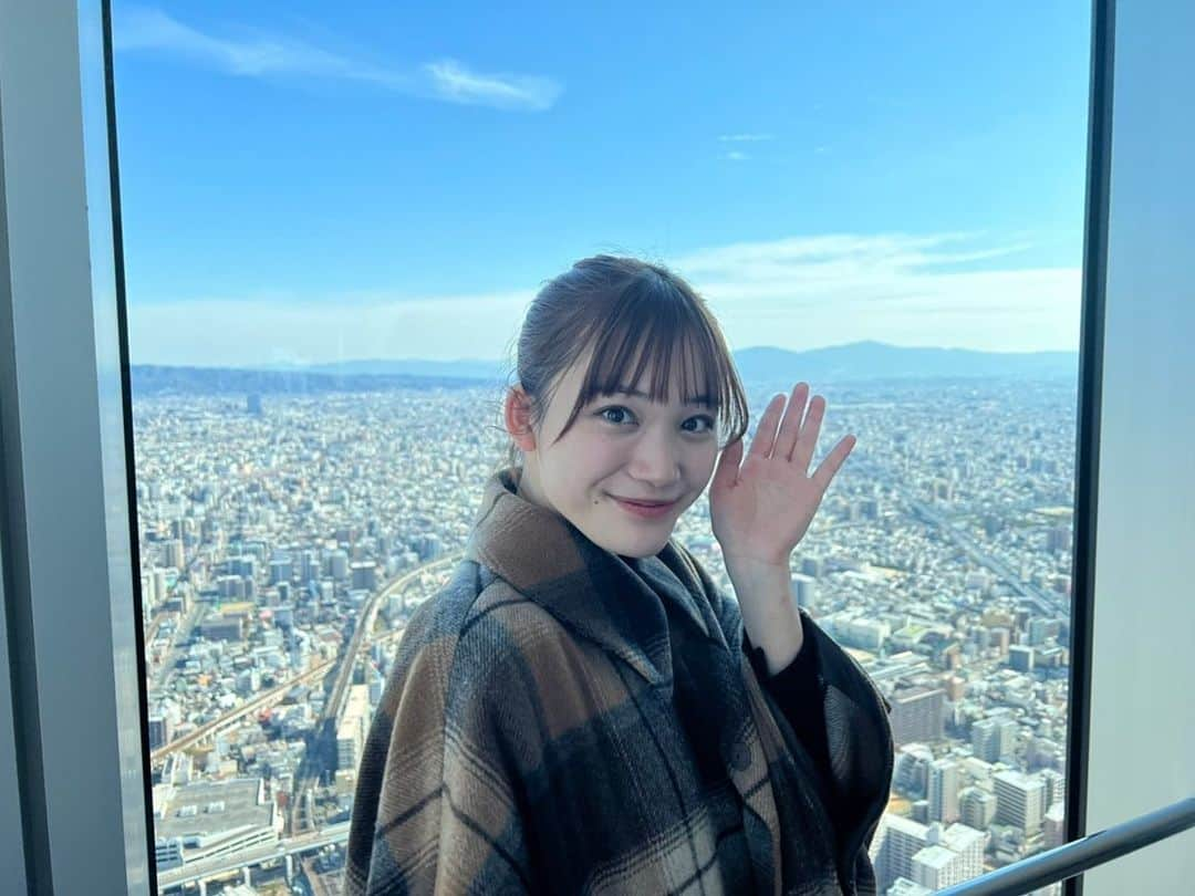 中崎花音さんのインスタグラム写真 - (中崎花音Instagram)「2月14日で21歳になりました⭐️ いつも沢山の応援ありがとうございます😊 20歳では皆さんのお陰でアイドルにもなれて、舞台も経験できて、とても変化があった１年でした。 ステージから皆さんの顔を見たり、チェキ会でお話ししたり、コメントやDMを読んだりすることが私の楽しみであり、励みであって、私の人生の相棒はファンの皆さんです。 いつもありがとう😭💜 21歳はMerciMerciの中﨑花音としてもっともっと成長できるように頑張るので、引き続き応援よろしくお願い致します🙇‍♀️  #アイドル #女子大生 #ポニーテール #あべのハルカス #展望台 #写真 #instagram #idol #ponytail #picture #ポンチョ #beams #sky #過去pic #空」2月17日 12時47分 - cq_kanon_n