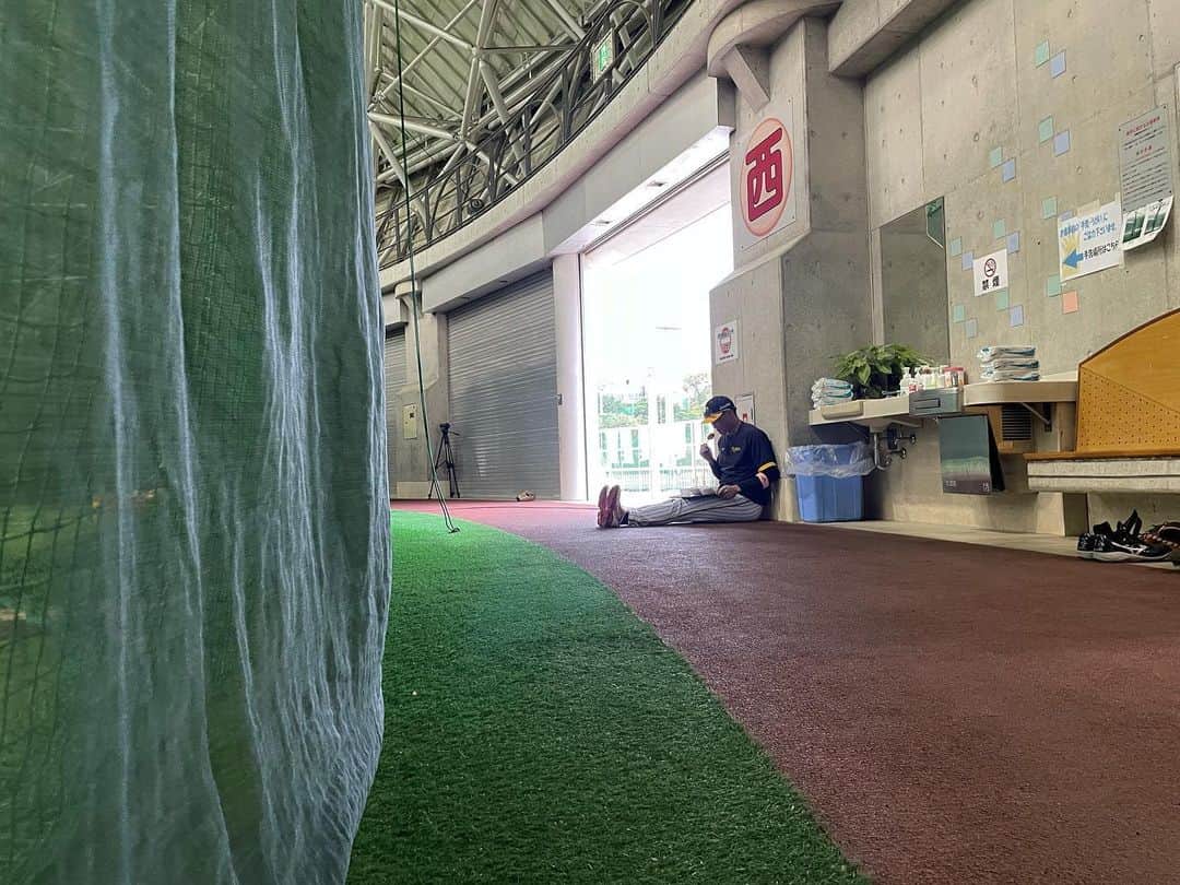 阪神タイガースさんのインスタグラム写真 - (阪神タイガースInstagram)「今日もランチタイムに糸井選手を探しに行ってみました。串カツを見つめている瞬間でした。  #糸井嘉男 選手 #寂しいわけではありません  #と思います  #春季キャンプ #阪神タイガース #イチにカケル！」2月17日 12時47分 - hanshintigers_official