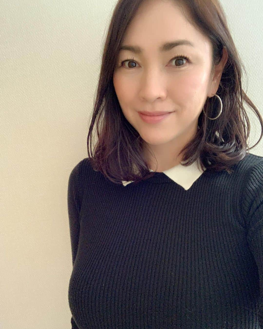 田中悦子さんのインスタグラム写真 - (田中悦子Instagram)「こちらは強風が吹いて寒いです😵🥶 午後も頑張りましょう❣️ わたくしは今からお仕事ですよ👍  そんな中… 今朝は8時半過ぎに目覚めて びっくりしちゃいました笑  １０時間は寝たかと😂  あわてて飛び起きて 息子の朝ごはん作り ジムにダッシュ💨 簡単な筋トレとトレミできましたが したりないのでお仕事から帰ったらまたジムに行こうかと思うのですが… そう思ってもだいたい仕事終わりに行けてません笑 やはり疲れてますね😂  今日は果たして行けるだろうか？😂  #アラフィフ女子 #寝坊 #寝過ぎ #明日はオフ #イメチェンしようかな #💇‍♀️」2月17日 12時58分 - etsuko.reborn25