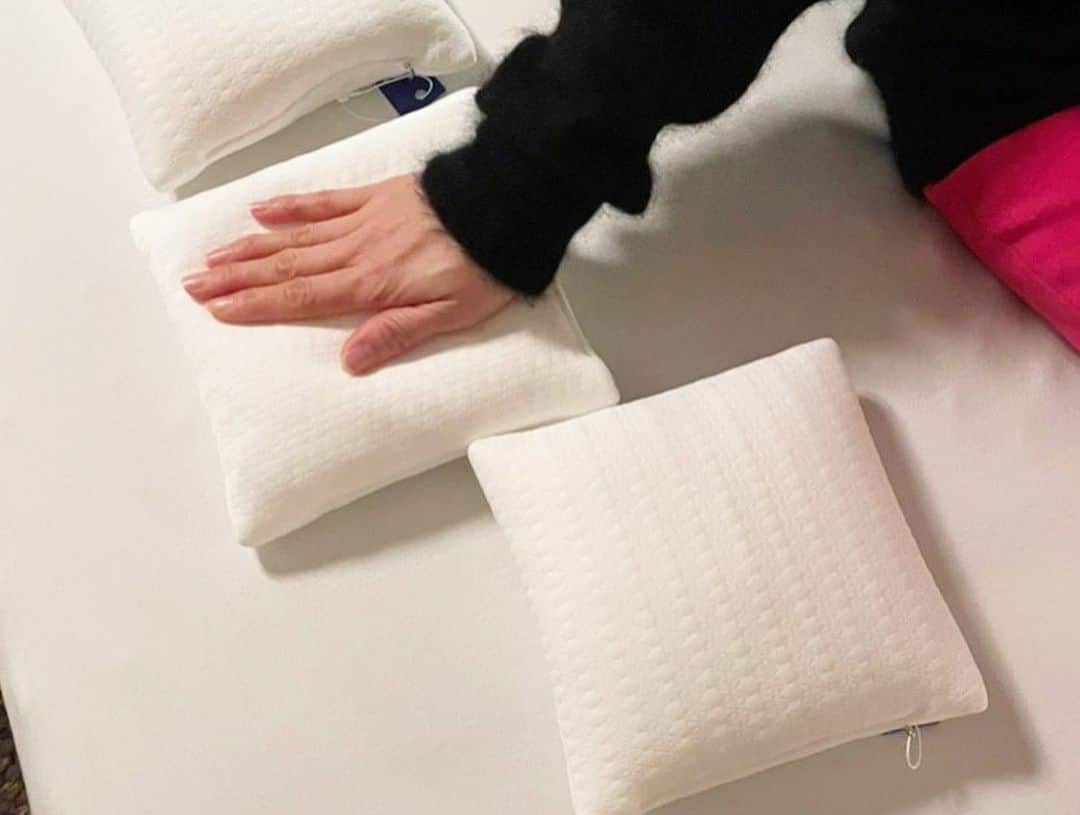 内山理名さんのインスタグラム写真 - (内山理名Instagram)「💕  ムアツプラスの全製品が体験できる、素敵な自然音が流れているショールーム「MuAtsu Sleep Lab.」へ。 @muatsu_plus_official   楽しく睡眠についてのトークをしながら、自分に合った枕を作りました。（自宅では、ベッドマットもMuatsuプラスを使用中で寝心地の良さを実感しています☾ ）  オーダーピローシステムでは、楽に呼吸できる高さと角度を計測して選び出してくれます。ポイントが「美しい横顔」で自然な寝姿勢へと導く枕だそうです。  MuAtsu Sleep Lab.はスリープスタイリストさんに睡眠のお悩みもご相談できるのでオススメですよ。私は..より寝ることが好きになってしまった〜〜🌝  #muatsusleeplab  #muatsuplus   knit＆pants / @norc.jp」2月17日 12時52分 - rinauchiyama_official