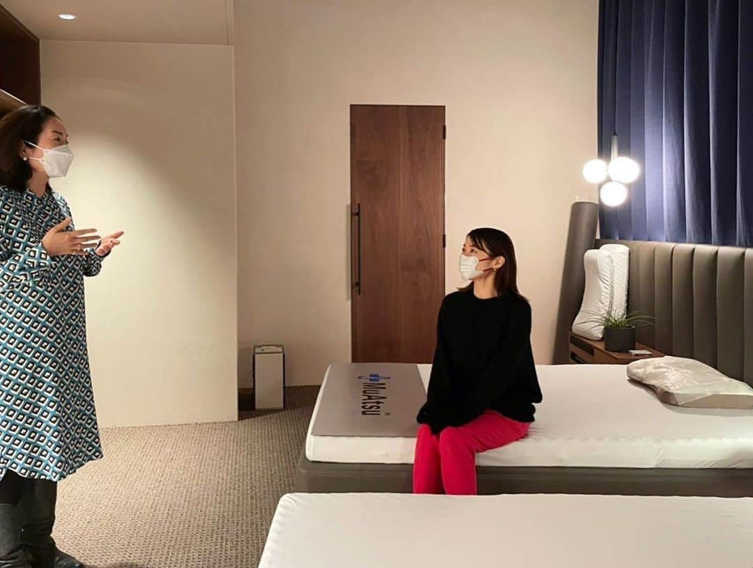 内山理名さんのインスタグラム写真 - (内山理名Instagram)「💕  ムアツプラスの全製品が体験できる、素敵な自然音が流れているショールーム「MuAtsu Sleep Lab.」へ。 @muatsu_plus_official   楽しく睡眠についてのトークをしながら、自分に合った枕を作りました。（自宅では、ベッドマットもMuatsuプラスを使用中で寝心地の良さを実感しています☾ ）  オーダーピローシステムでは、楽に呼吸できる高さと角度を計測して選び出してくれます。ポイントが「美しい横顔」で自然な寝姿勢へと導く枕だそうです。  MuAtsu Sleep Lab.はスリープスタイリストさんに睡眠のお悩みもご相談できるのでオススメですよ。私は..より寝ることが好きになってしまった〜〜🌝  #muatsusleeplab  #muatsuplus   knit＆pants / @norc.jp」2月17日 12時52分 - rinauchiyama_official