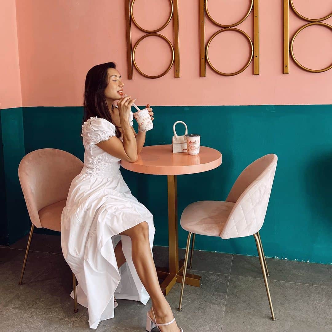 Jennifer Bachdimのインスタグラム：「Just out here sippin‘ on my drink 🧋🤍」