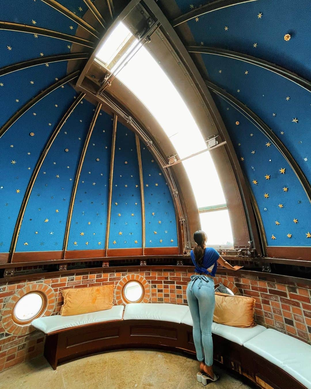 ユリサのインスタグラム：「The Former Versace Mansion's Observatory🌠ヴェルサーチの住んでた家の屋上には、こんなに可愛い展望台がありました🔭💫  #Versace #versacemansion  #Observatory #miami」