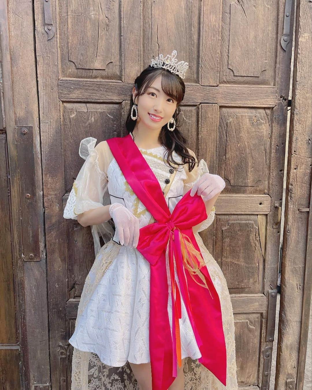のインスタグラム：「I'm wrapped for you....💝🍫 . . ここ数日、忙しく過ごしていたらあっという間にバレンタイン過ぎてたしインスタ投稿してなさ過ぎて反省してます……🥲🥲 . . 先日、とある撮影がありました♡ この衣装は、「新時代プリンセス／プリンセスの定義」の衣装をバレンタイン特別ver.にスタイリストさんがアレンジしてくださったもの🎀💝 . . メンバーそれぞれリボンの色が違うのですが、私は赤のリボン🎀❣「ささらちゃんはこの色かなと思って！」って用意してくださったの……嬉しかったなぁ♡ . . 毎年バレンタイン付近限定のこの衣装💝 チェキ撮影したので近々販売します！ ぜひGETしてください♡ . . #valentine #happyvalentinesday #idol #japanesegirl #japaneseidol #アイドル #放課後プリンセス #houkagoprincess #アイドル衣装 #アイドルヘア」