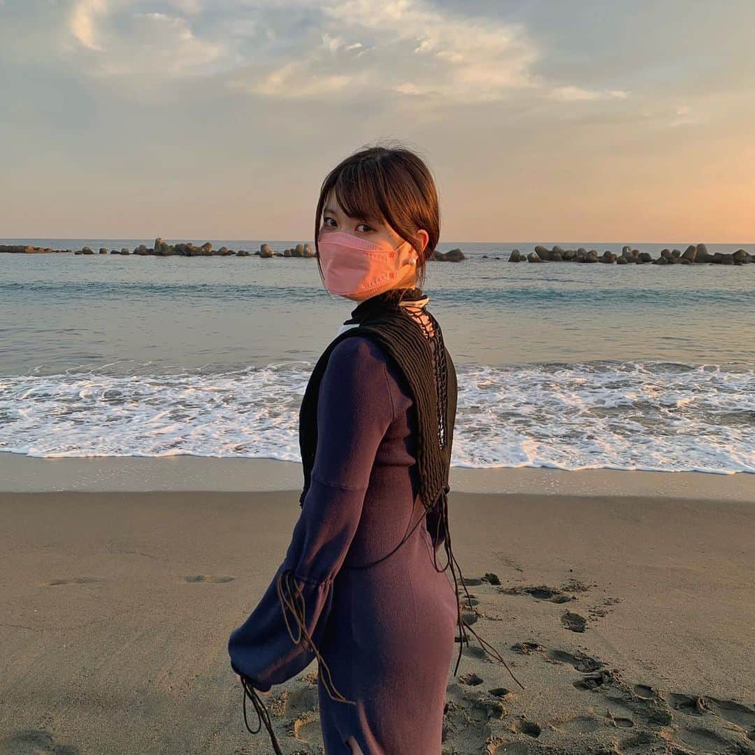 林みなみのインスタグラム：「地元の友達とドライブで海行ってきた^_^☆ 1時間本気でビーチバレーしたんだけど冬の海寒すぎ〜🌊❄ #ootd #ootdfashion #ワンピース #海 #韓国ファッション #韓国ヘア #女子大生 #大学生 #冬コーデ #ドライブ #韓国メイク #00 #女子大生コーデ #アイドル #女子大生アイドル #ロングブーツコーデ」