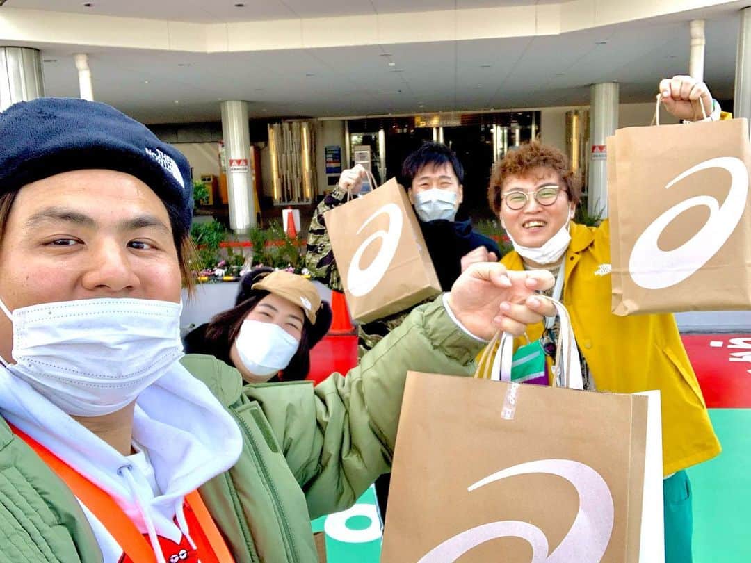 池田真一のインスタグラム：「こうへいさんにアウトレット連れてってもらいました！ 中谷と熊プロランニングシューズGET！ 熊プロは店員さんにそちらはスピードタイプのシューズなのでランニングやウォーキングならこちらがおすすめです！って言われたけどそのままスピードタイプのシューズにしてました！ 明日は絶対来るでしょう！」