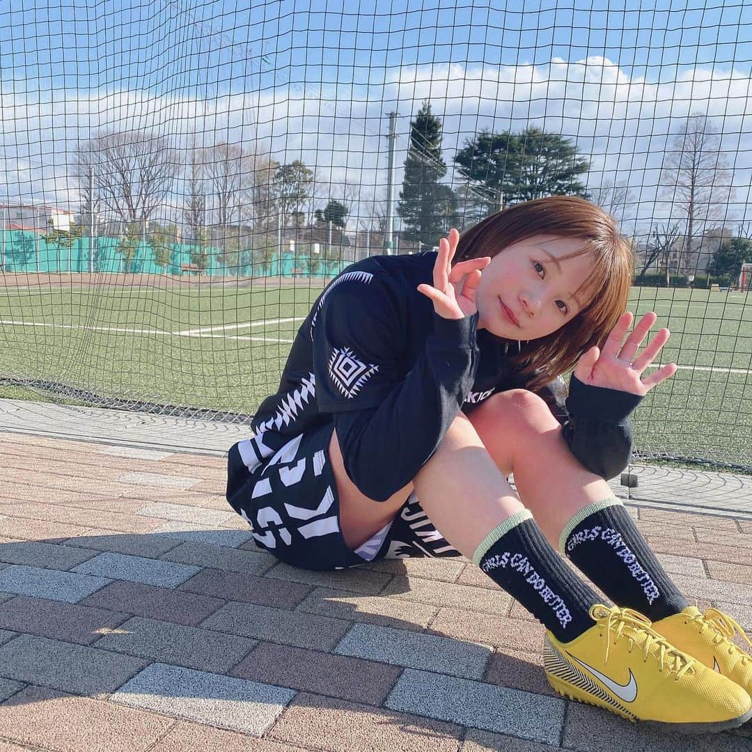 真奈さんのインスタグラム写真 - (真奈Instagram)「今年初蹴り！⚽️  皆さんいつも有り難う ございます☺️ いい汗かいた〜〜 (汗ばかりかいてる人生)  #フットサル　#グラチア #skullkicks」2月17日 16時01分 - manatmnt0116