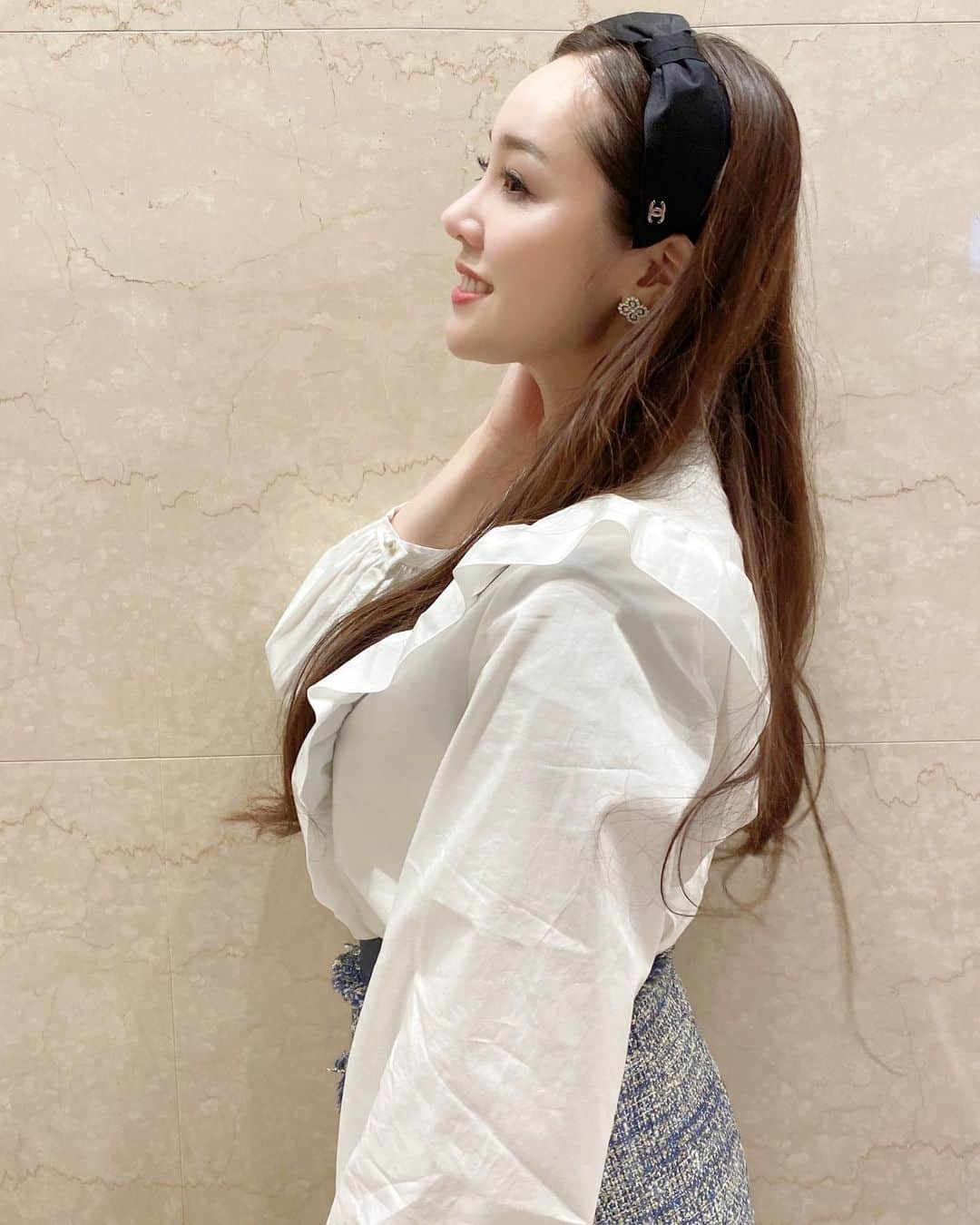 石田安奈のインスタグラム：「𝑩𝒆𝒂𝒖𝒕𝒚 𝒅𝒂𝒚💕✨  実は♡実は♡ 出産して落ち着いたらやりたいと思っていた1day小顔脂肪吸引をしてきました♡  @a_clinic_ginza で　@aclinic_toda 戸田先生に施術していただきました✨  やっと！やっと！できて本当に嬉しい🥺 身体の脂肪は筋トレで痩せれるけど顔の輪郭の脂肪はどうやっても筋トレじゃ無くならないのでずーっと気にしてたんです。 しかも妊娠、出産で更に… なので自分へのご褒美として美容クリニックで自分投資✨🥺 ミニあんにゃの自慢のママでいたいので見た目にも気をつけたいし 育児でなかなか自分の時間は昔ほど全くなくなってしまったのでこの機会に✨  1day小顔脂肪吸引と糸リフトで引き上げしたんですが 施術後、痛みもなければ腫れもなくてびっくり。 実はその日に仕事の打ち合わせもしたの😂 けど全く術後と分からなかったみたいで私も全然元気に動けてました笑  Aクリニックさんで受けた理由は脂肪って取ればいいってわけじゃないんですよね🥺 理想の輪郭があってすごくこだわりがある分小顔、輪郭専門のクリニックでやりたい。と思っていて周りの友達がやったのを聞きすごく輪郭が綺麗で施術2日目なのに全然ダウンタイムがなかったのでAクリニックさんを選んだよ✨  先生、ナーフさんやカウンセラーの方、皆さんとても優しくとても安心して施術できました🥺 また経過もストーリーなどでアップしていきますね♡  #aclinic #aクリニック #エークリニック #aclinic銀座 #aclinic横浜 #美容外科 #美容皮膚科  #1day小顔脂肪吸引 #1day小顔 #脂肪吸引 #小顔 #美肌 #二重あご #フェイスライン  #糸リフト #aスレッド #顔痩せ #部分やせ #小顔整形 #小顔になりたい #横顔美人  #戸田貴之」
