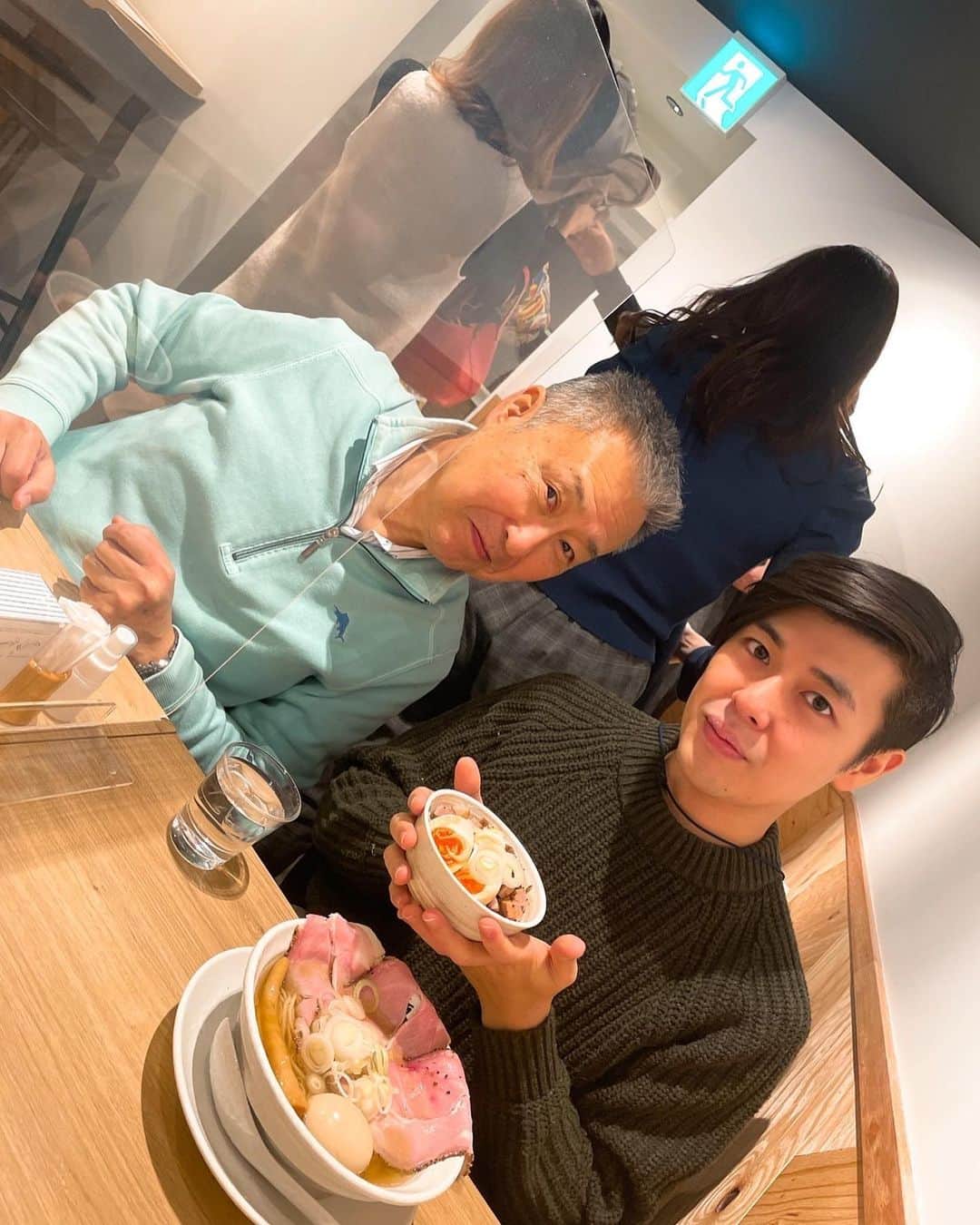 大谷廣松のインスタグラム：「10キロ痩せた記念にラーメンを頂きました！ 銀座にできたばかりの麺屋優光さん。 貝のお出しで香りも喉越しも素晴らしかったです😆 誘ったら両親も食べにきました😊」