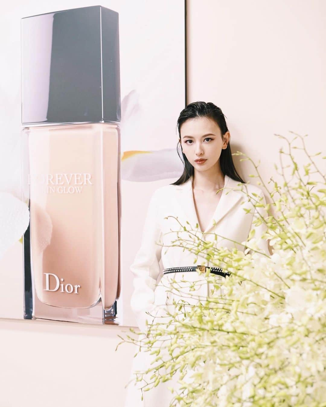 鈴木えみさんのインスタグラム写真 - (鈴木えみInstagram)「@diorbeauty 「ディオールスキン フォーエヴァー フルイド」が、更にパワーアップして02/25に全国発売されます。 2種類の仕上がりと、新しく3色のライトシェードが追加されて、その中にハイライトとしても使える色があるので、試すのがとても楽しみ💗最近、立体感作りにハマってる😚 ㅤㅤㅤ #ディオールスキンフォーエヴァー #DIORFOREVER」2月17日 17時06分 - emisuzuki_official