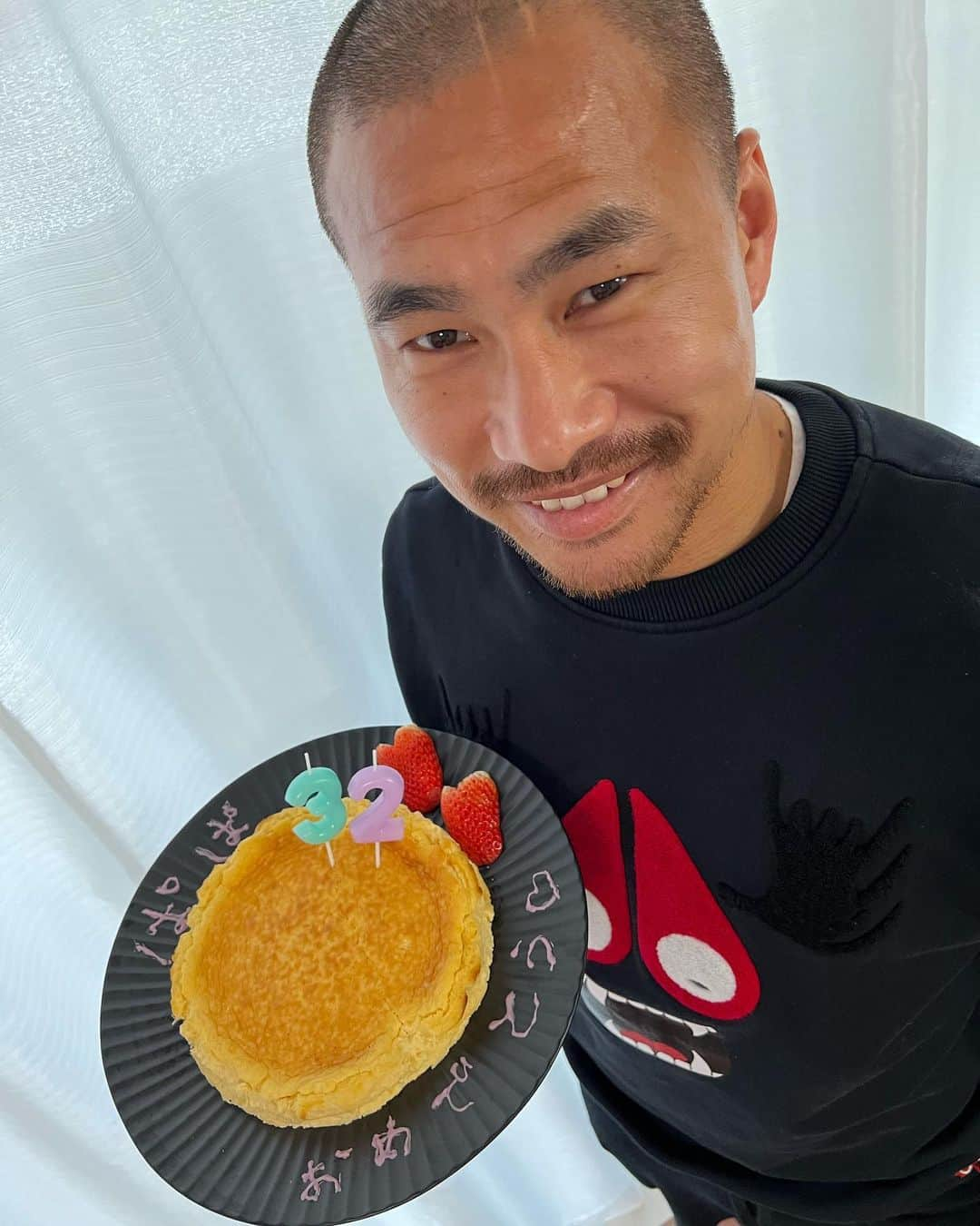 吉田豊のインスタグラム：「32歳になりました！！ 子供たちが砂糖不使用のチーズケーキ作ってくれてお祝いしてくれました🐗」