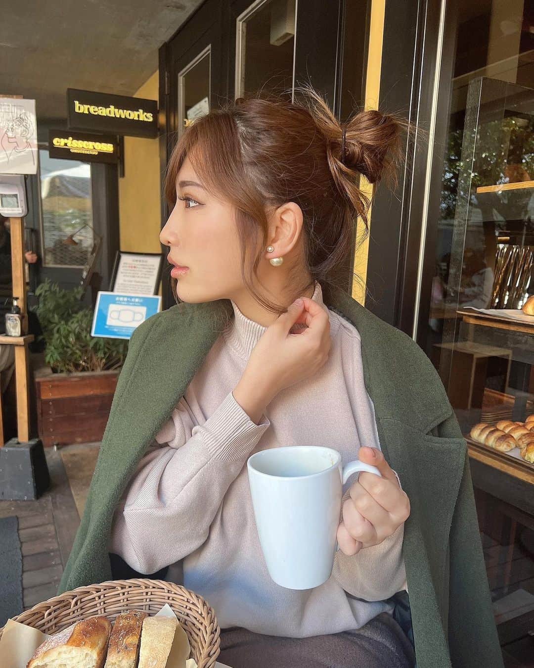  りさぶーのインスタグラム：「試験勉強仲間がいると頑張れます☕️🪄 全身 @moussyofficial 🌱#morning #outfit」