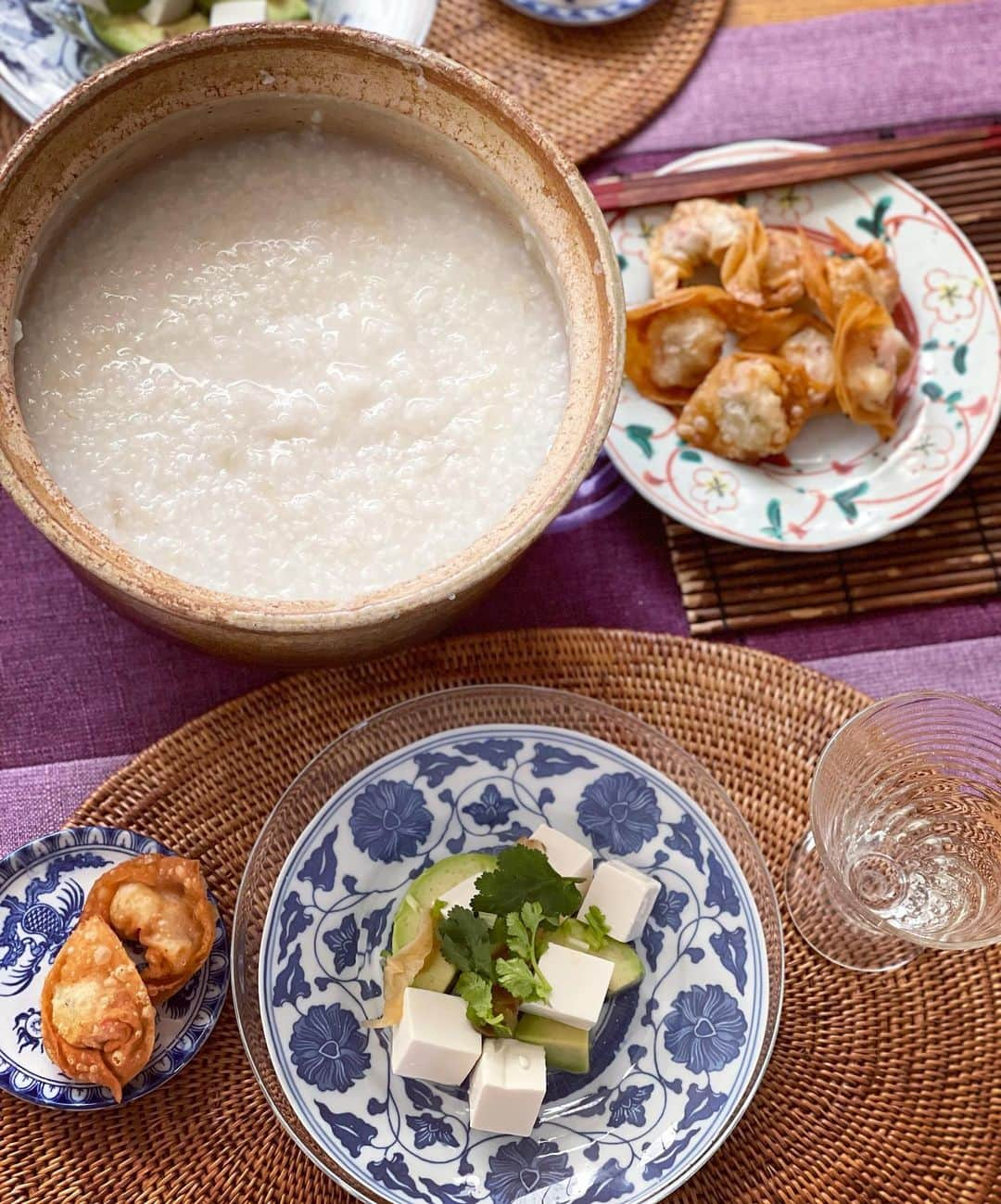 小川ひとみさんのインスタグラム写真 - (小川ひとみInstagram)「お料理教室へ🥰 今日は中華料理を作りました🥠 揚げ餃子、腸粉、お粥に 蒸し豚まん、パクチーたっぷりのサラダ 作りながらも終始良い香りで とっても美味しく頂きました💯 ハリネズミの形にした蒸し豚まん 早速子供達と作りたくて🤤 後回しにしていた蒸し蒸籠をやっと 注文してみました👍 #cookingclass #kobelife」2月17日 18時36分 - hitomy220