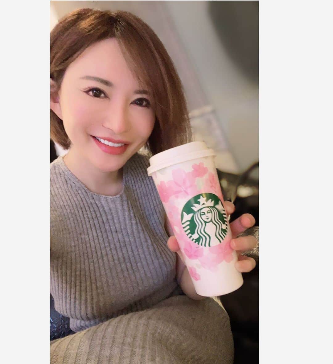里美ゆりあのインスタグラム：「このデカさ中々飲みきれない笑  #スタバ #好き #starbucks  #里美ゆりあ」