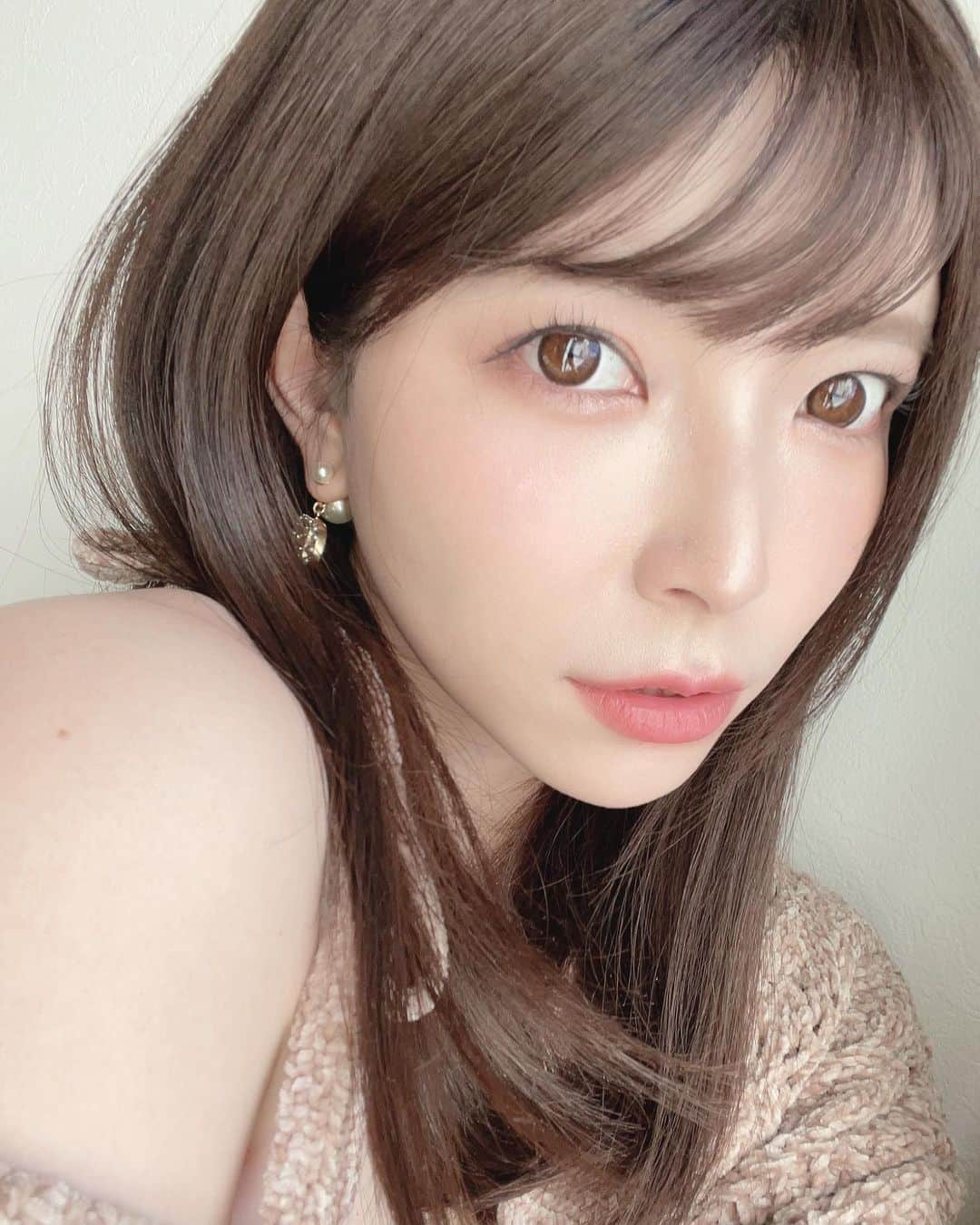 上原亜衣さんのインスタグラム写真 - (上原亜衣Instagram)「あっぷ🥺💗  22時からビゴライブで 生配信✨  21日は 秋葉原コンカフェ @eternalstage  オープン💗 21日から3日間出勤します☺️✨  #最近 #お知らせ多め #ついてきてね💕」2月17日 18時49分 - ai_uehara_ex