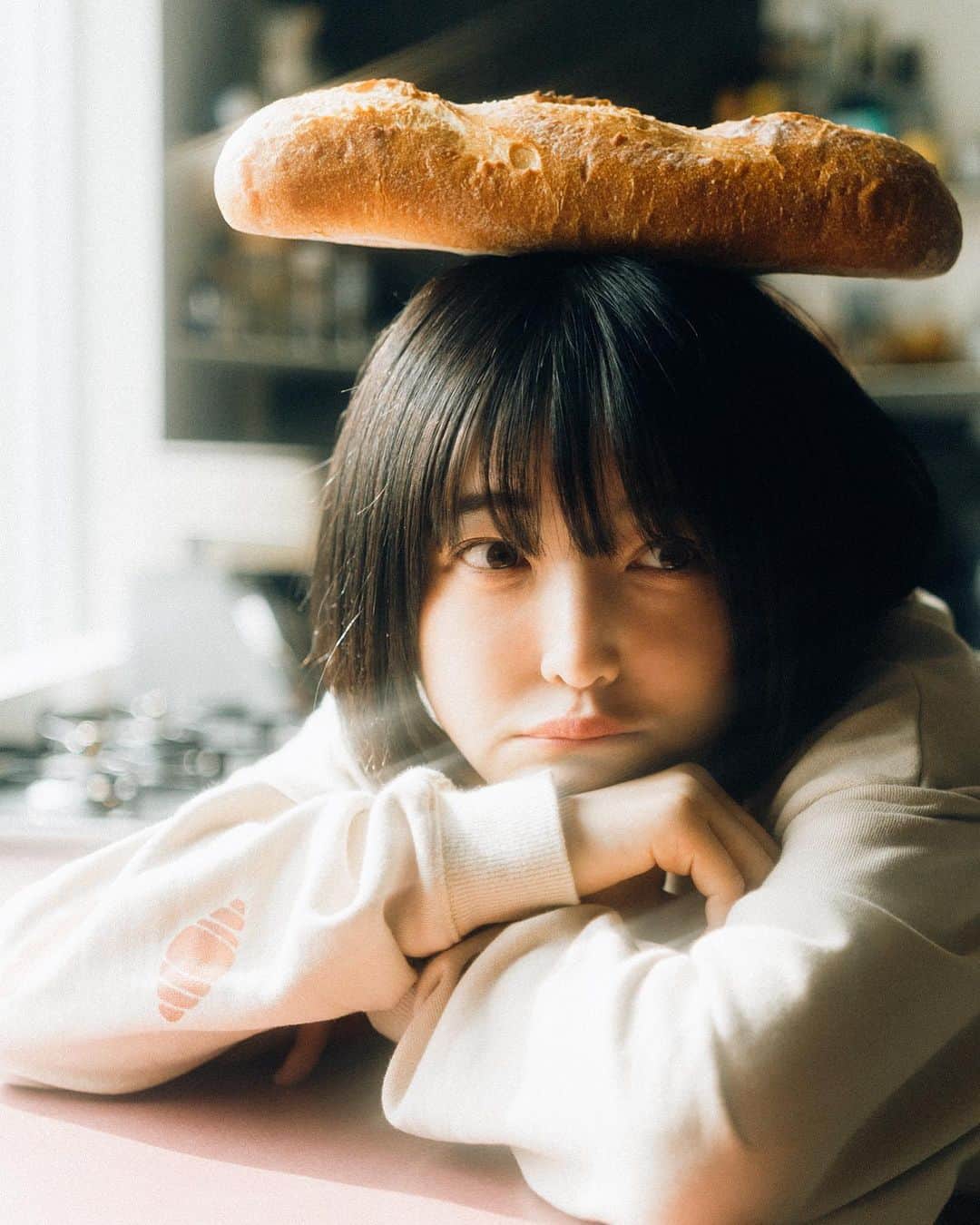 荒眞人さんのインスタグラム写真 - (荒眞人Instagram)「パンと女の子 * model : @rakugakikaku  * #パンのある暮らし  #パン好き #スウェットコーデ  #ぶかぶか」2月17日 18時52分 - arca_0105