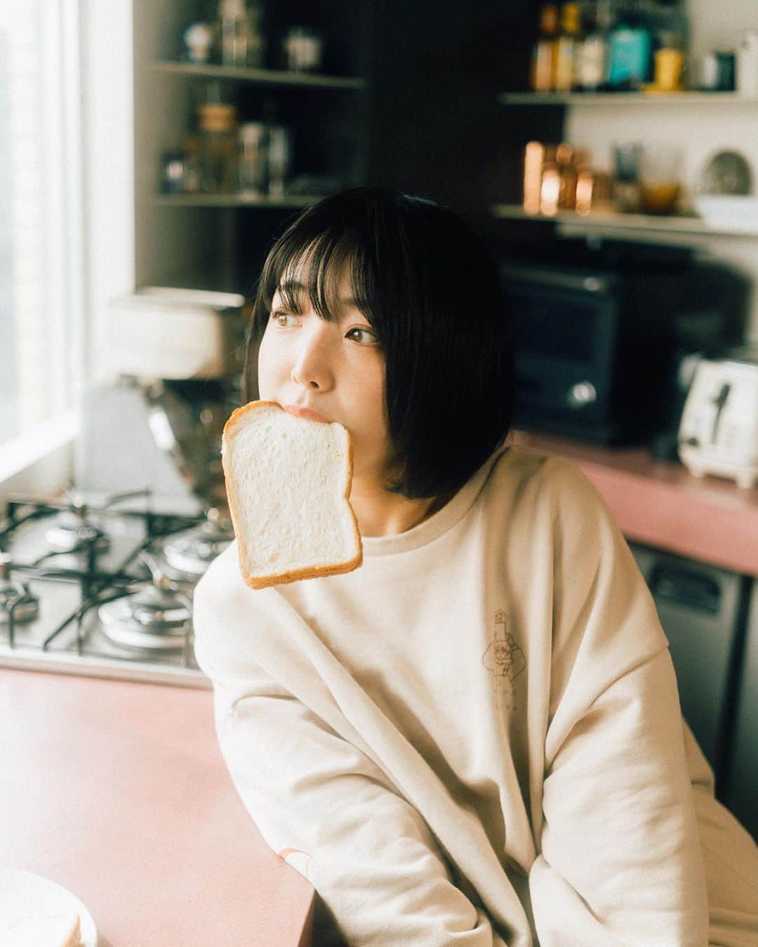 荒眞人さんのインスタグラム写真 - (荒眞人Instagram)「パンと女の子 * model : @rakugakikaku  * #パンのある暮らし  #パン好き #スウェットコーデ  #ぶかぶか」2月17日 18時52分 - arca_0105