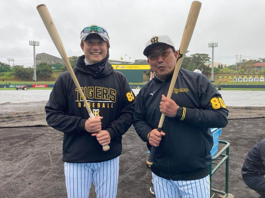 阪神タイガースさんのインスタグラム写真 - (阪神タイガースInstagram)「今日行われた野手のアメリカンノック！ラスト一球は、打撃コーチの北川コーチと新井コーチがノッカーを務めました！  #北川博敏 コーチ #新井良太 コーチ #長打連発？！ #アメリカンノック この模様は後日YouTubeで配信します！ #春季キャンプ  #阪神タイガース #イチにカケル！」2月17日 18時55分 - hanshintigers_official