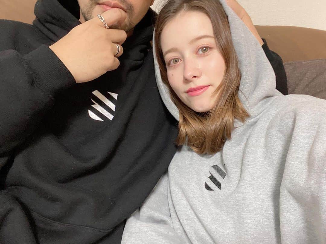 ドーキンズ英里奈のインスタグラム：「よしっと思って進んでみたら、またつまずいて…少しずつ頑張るぞー。  ⠀ 普段あんまりしてくれないけど、久しぶりに夫がおそろいしてくれた☺️ オーバーサイズで着心地いいよ♡ ⠀ ひげぇー🥸笑 ⠀ ⠀ ⠀ I had a sad time and it was really hard to get  through but I’m trying to move forward. Thank you for the messages. Sending love to you. ⠀  #blessed #blessedtokyo #hoodie #夫婦コーデ #us #いつもありがとう」
