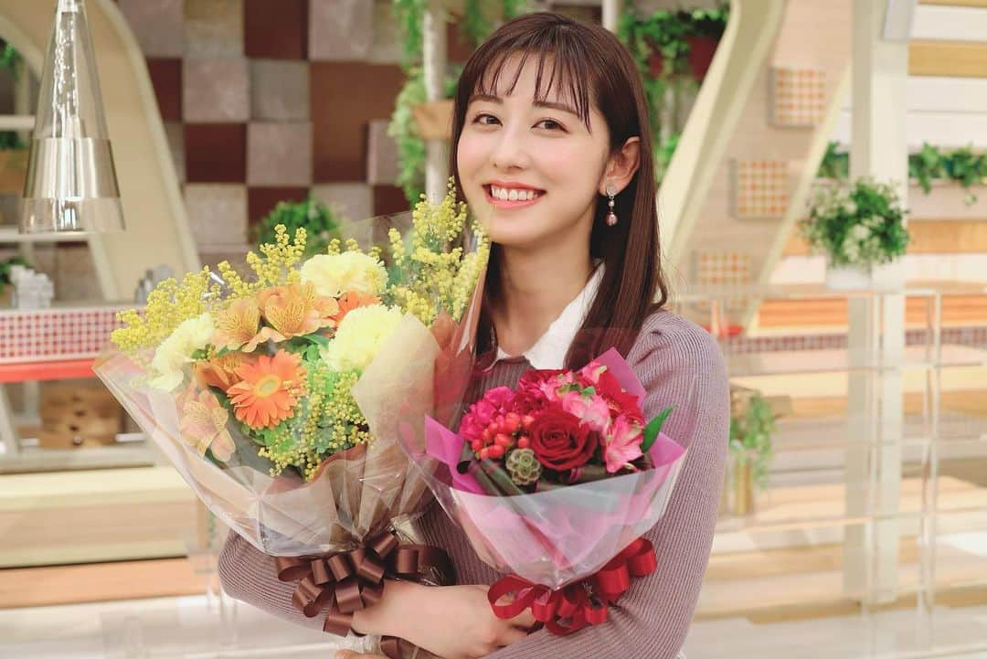 斎藤ちはるさんのインスタグラム写真 - (斎藤ちはるInstagram)「誕生日を迎え25歳になりました💐 . いつも沢山の方に支えていただいていること、本当に感謝です。 頑張る糧になっています…！ . 25歳、前向きに、明るく、過ごしていきたいです☺️ . . #モーニングショー の #スタッフの皆さん が #今年 も #素敵すぎる #お花 を #プレゼント してくれました🎁 #幸せです . . #斎藤ちはる#テレビ朝日アナウンサー#テレビ朝日#テレ朝#アナウンサー#誕生日#25歳#誕生日プレゼント#花束#綺麗#羽鳥慎一モーニングショー#モーニングショー#💐」2月17日 19時06分 - chiharu_saito_ex