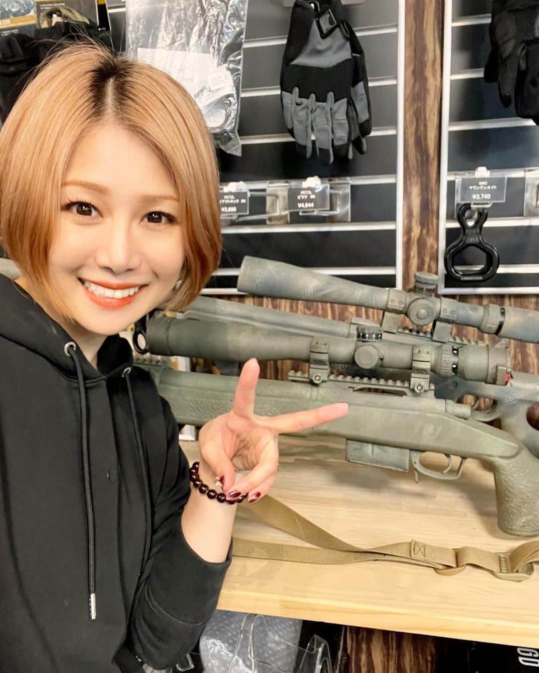 蜷川べにのインスタグラム：「. ⁡ FC企画で念願の田村装備開発に お邪魔してきました！！ ⁡ 興味のあった事を丁寧に 片っ端から教えて頂いて感激でした。 ⁡ ミリタリーグッズのお土産も頂き 本当にありがとうございました。 引き続き乞うご期待( ¯•ω•¯ ) ⁡ ⁡ #和楽器バンド #蜷川べに #蜷川べにとランプの魔人 #田村装備開発 #benininagawa #wagakkiband #followme」