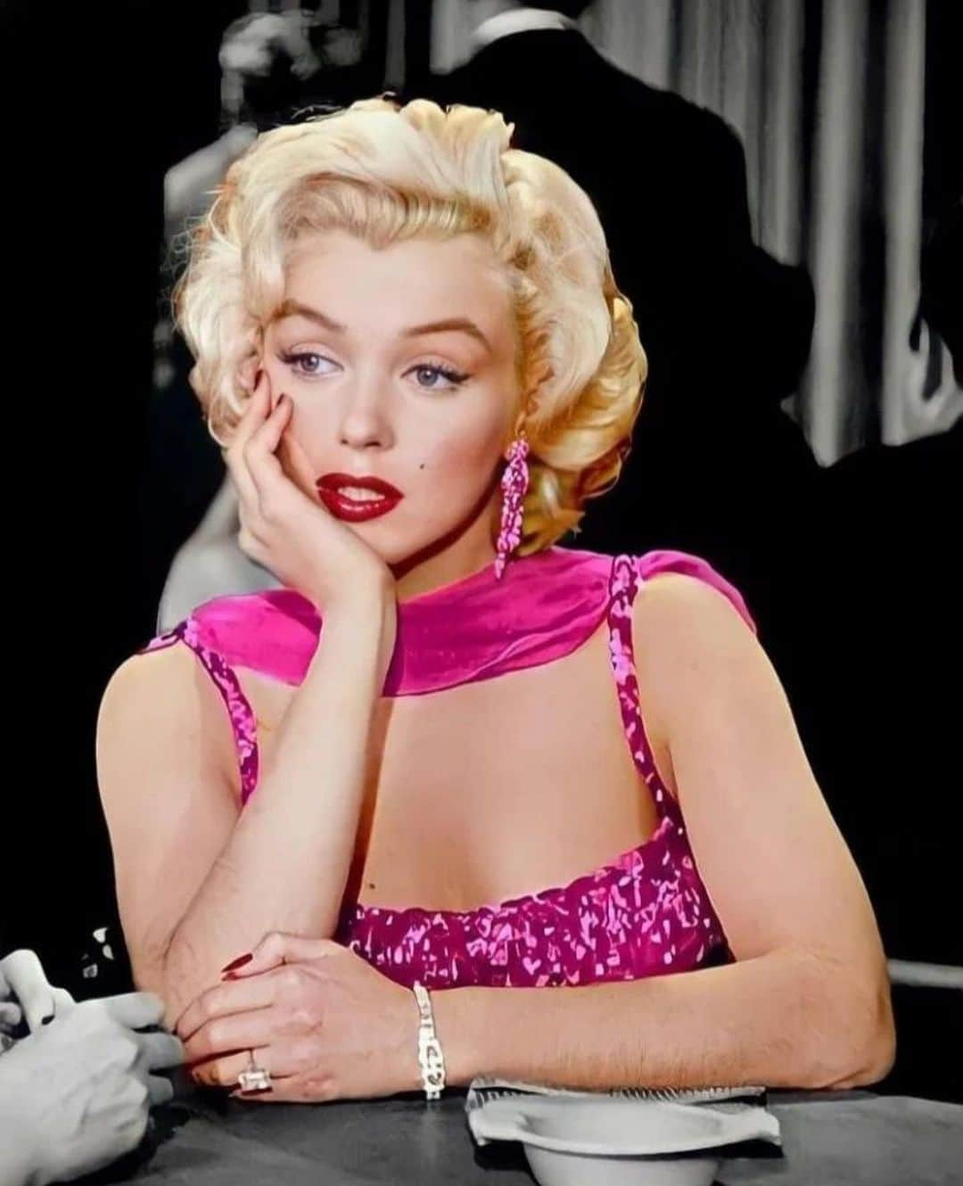 マリリン・モンローさんのインスタグラム写真 - (マリリン・モンローInstagram)「She’s just too beautiful 💖」2月18日 6時21分 - welovemarilyn