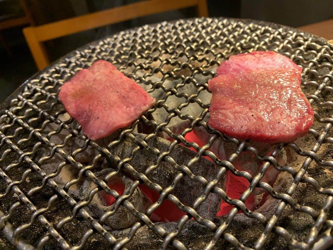 戸田めぐみさんのインスタグラム写真 - (戸田めぐみInstagram)「花粉症の薬をもらった帰りに。 肉を一種食べると満腹になるので、やはり今回もタン塩のみ。。。 肉寿司も好きです。にこり。  #ひとり焼肉 #タン塩  #焼肉」2月17日 21時25分 - todamegumi