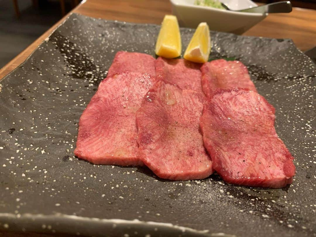 戸田めぐみさんのインスタグラム写真 - (戸田めぐみInstagram)「花粉症の薬をもらった帰りに。 肉を一種食べると満腹になるので、やはり今回もタン塩のみ。。。 肉寿司も好きです。にこり。  #ひとり焼肉 #タン塩  #焼肉」2月17日 21時25分 - todamegumi