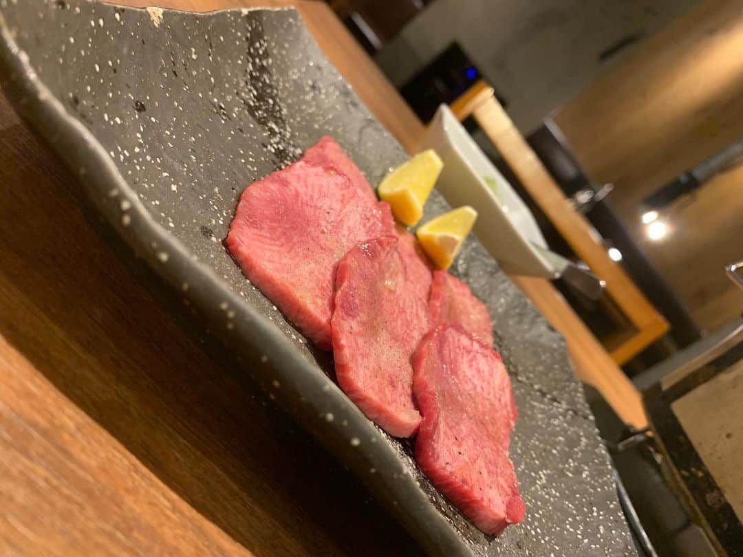 戸田めぐみのインスタグラム：「花粉症の薬をもらった帰りに。 肉を一種食べると満腹になるので、やはり今回もタン塩のみ。。。 肉寿司も好きです。にこり。  #ひとり焼肉 #タン塩  #焼肉」