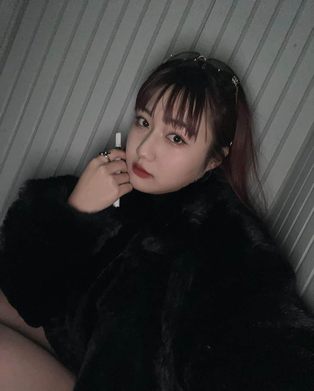 河崎みーなのインスタグラム：「. . 最近のリラックスタイムのお供🖤  グリーンブルドッグ（ @greenbulldog_cbd ）の CBD60%カートリッジ 💭  ニコチンとかタールも一切入ってないし、タバコは人生で一回も吸ったことないけどこれはいい香りで煙出るの楽しくて最近のマイブーム🖤 . .」