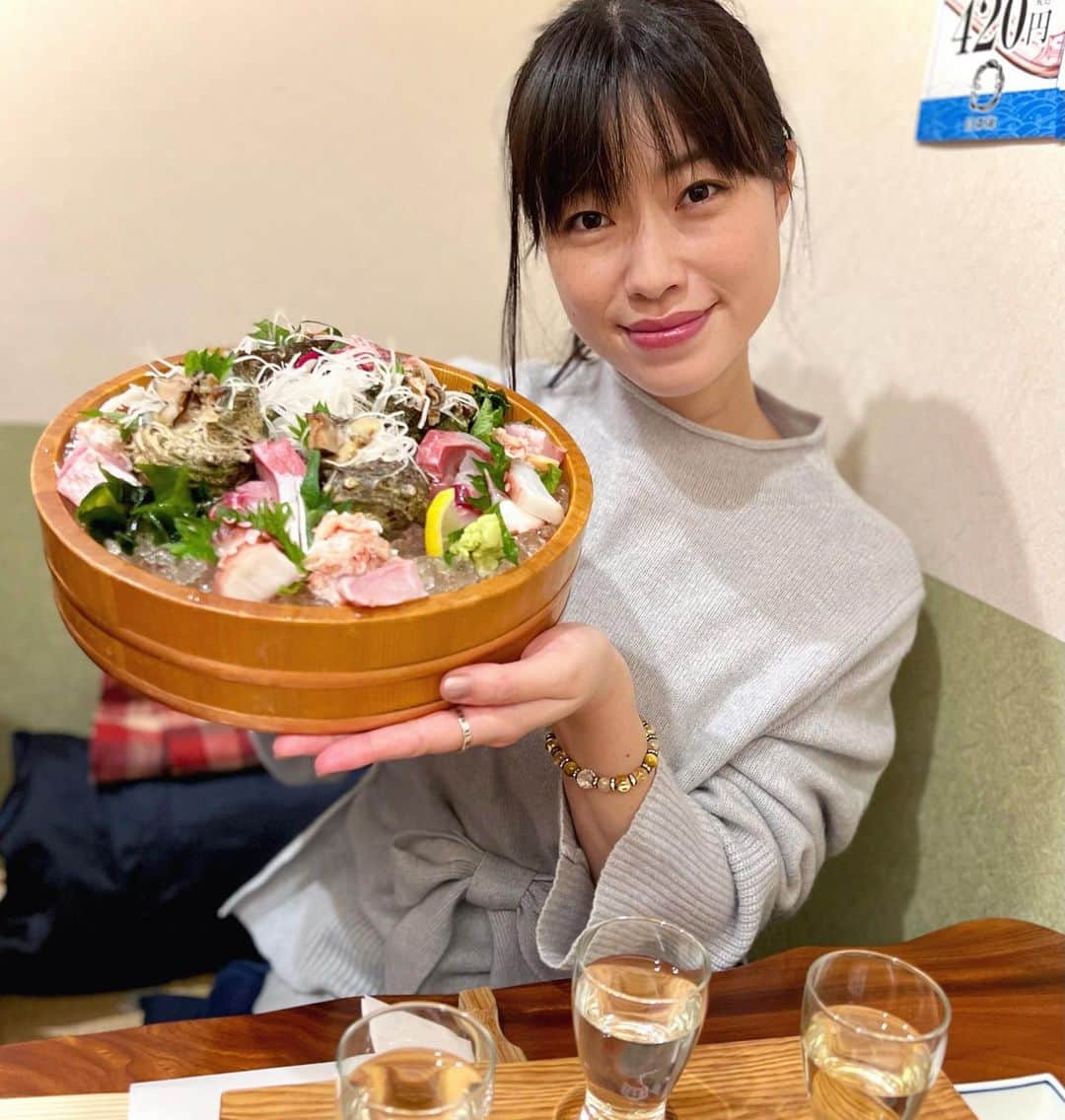 小田飛鳥のインスタグラム：「撮影の合間に溢れんばかりに美味しいものを頂きました（最後の写真なんて収まらないくらい！😋） その地の美味しいものって本当に良いですね。お仕事でも堪能出来るなんて幸せです💟 #japan #japanfood #japanesegirl #食いしん坊万歳 #お肉もお魚も美味しい」