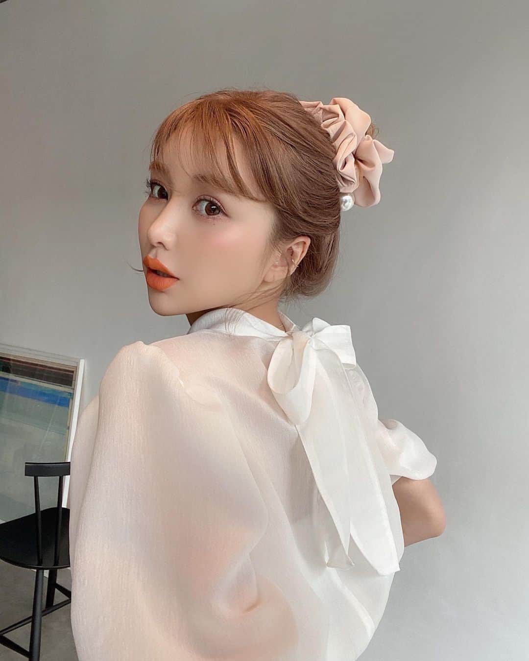 梯真奈美さんのインスタグラム写真 - (梯真奈美Instagram)「プレオーダー中の バックリボンシアーブラウスと カラーツイードマーメイドスカート♡  このスタイリングすきだなぁ、、♡  トップスは全色狙いの勢い😳  モノトーンも絶対ぜったい外せないし カラーも可愛すぎて絞れない、、🤦‍♀️  @eimyistoire_official   #きれいめコーデ #eimy #eimyistoire」2月17日 21時24分 - official_manami
