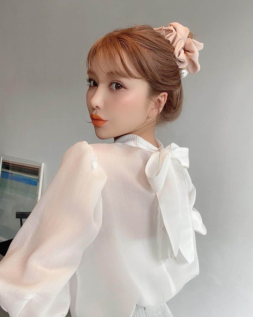 梯真奈美さんのインスタグラム写真 - (梯真奈美Instagram)「プレオーダー中の バックリボンシアーブラウスと カラーツイードマーメイドスカート♡  このスタイリングすきだなぁ、、♡  トップスは全色狙いの勢い😳  モノトーンも絶対ぜったい外せないし カラーも可愛すぎて絞れない、、🤦‍♀️  @eimyistoire_official   #きれいめコーデ #eimy #eimyistoire」2月17日 21時24分 - official_manami