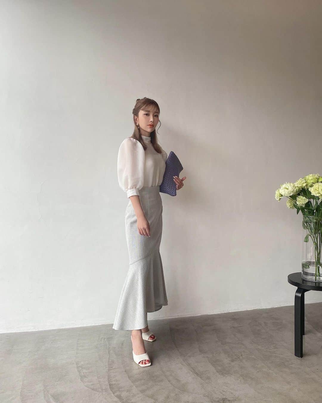 梯真奈美さんのインスタグラム写真 - (梯真奈美Instagram)「プレオーダー中の バックリボンシアーブラウスと カラーツイードマーメイドスカート♡  このスタイリングすきだなぁ、、♡  トップスは全色狙いの勢い😳  モノトーンも絶対ぜったい外せないし カラーも可愛すぎて絞れない、、🤦‍♀️  @eimyistoire_official   #きれいめコーデ #eimy #eimyistoire」2月17日 21時24分 - official_manami