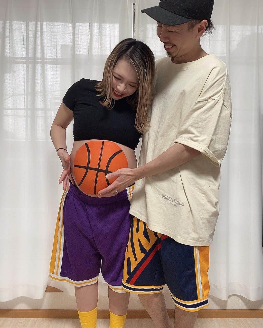 YOGOARISAのインスタグラム：「今日から臨月突入😚 本当に本当にもうすぐ👼🏼♥️ 楽しみだけどやっぱり怖い😂 毎日YouTube見て出産勉強中🙄  3枚目から。かなももからポージングの指示あって「こへさん‼︎シュートうつみたいにしてみよ‼︎」ってこんな感じってしたけど違ってもも監督指導が4枚目。出来上がったのが5枚目☝🏽本当おもろい楽しい大好き🤣♥️爆笑 ・ ・ ・ #マタニティフォト #マタニティペイント #妊娠9ヶ月 #35w3d #basketball #🏀」