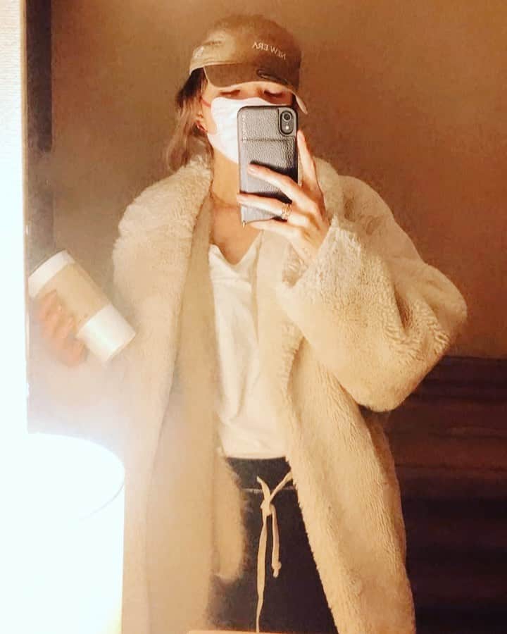 のインスタグラム：「いつもの私。 いつだって 〆切末期。 🥂つら..  #deadline #selfie」