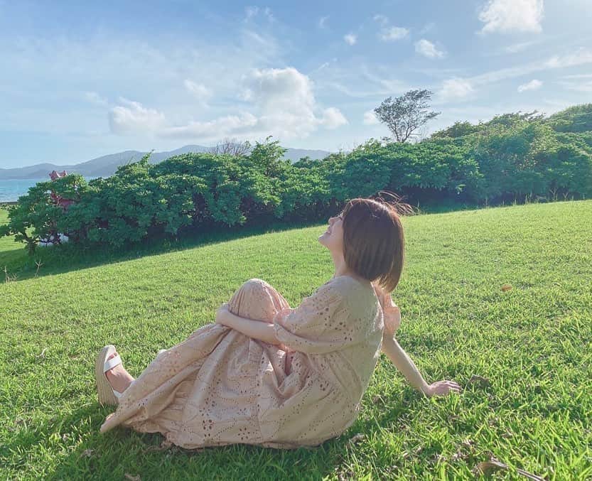 のインスタグラム：「今日は何の日だと思いますか？😏そう、# #日奈の日 #ひなちまの日 です💕  これぞ #ひなちま 🌞沖縄の大自然で日向ぼっこするひなちまと一緒にみなさんも一緒にエネルギーチャージ！  @higuchi_hina_official  #樋口日奈1st写真集 #樋口日奈  #乃木坂46 #ひなちま #ひなちまってました #今日は何ちま」