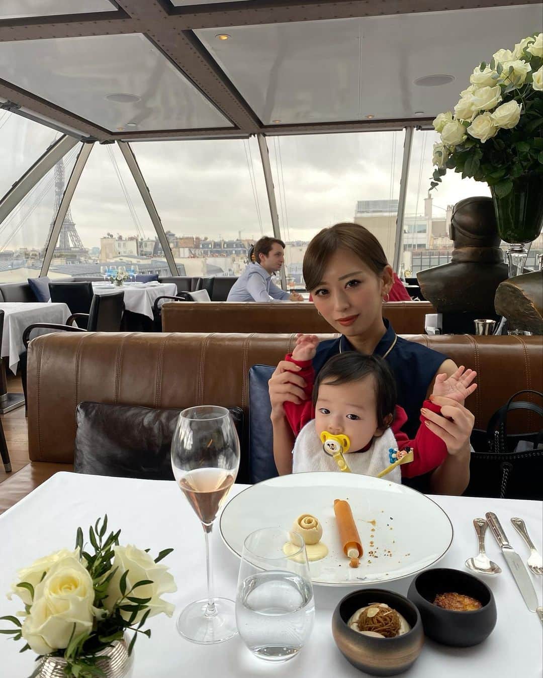 のインスタグラム：「🇫🇷🇫🇷 わたしも息子も若い😂  #paris#France#🇫🇷#パリ#フランス」