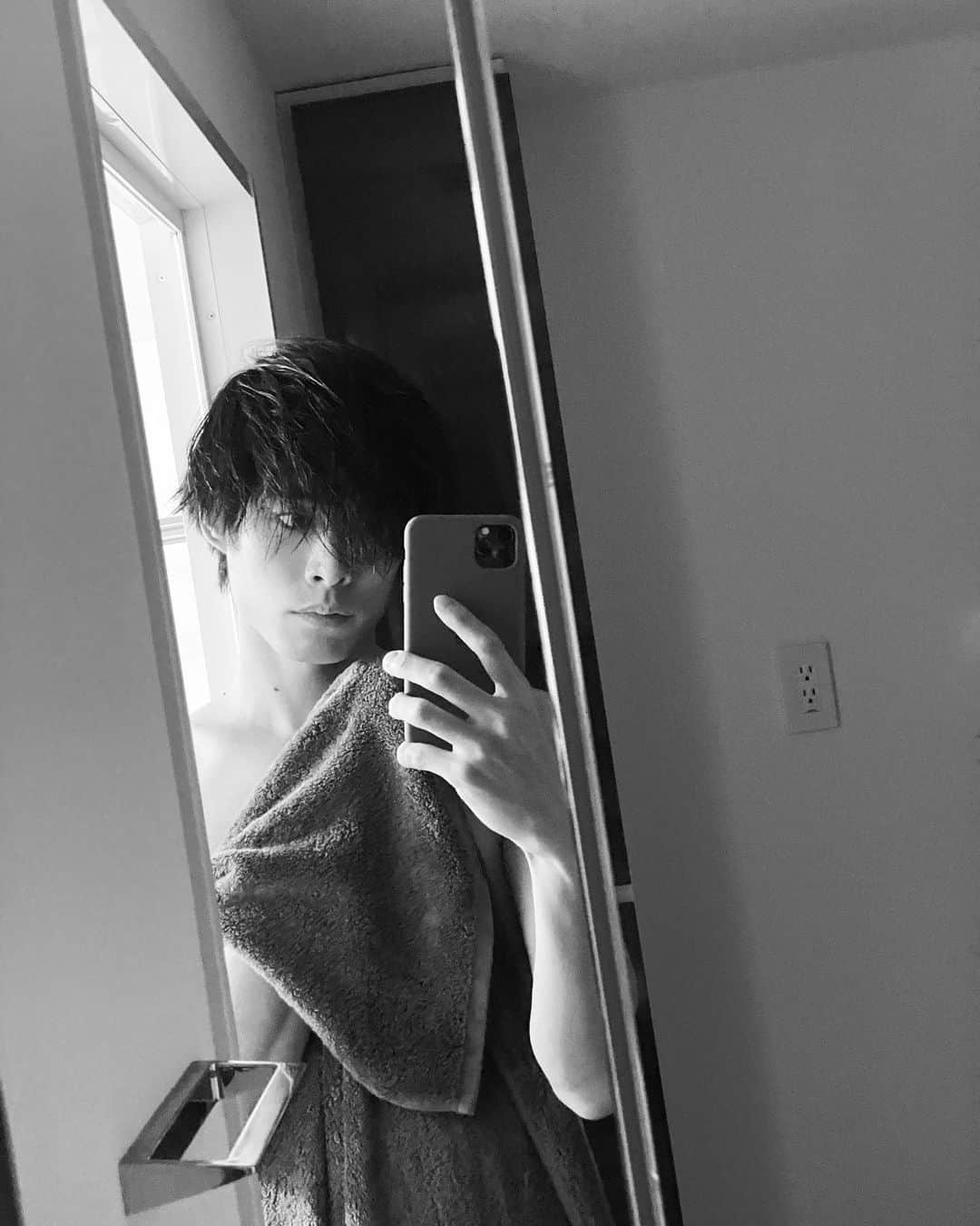 岸田タツヤのインスタグラム：「エロい時間帯に投稿したっていいよね みんな大人だもんね 楽しもうぜぃ」