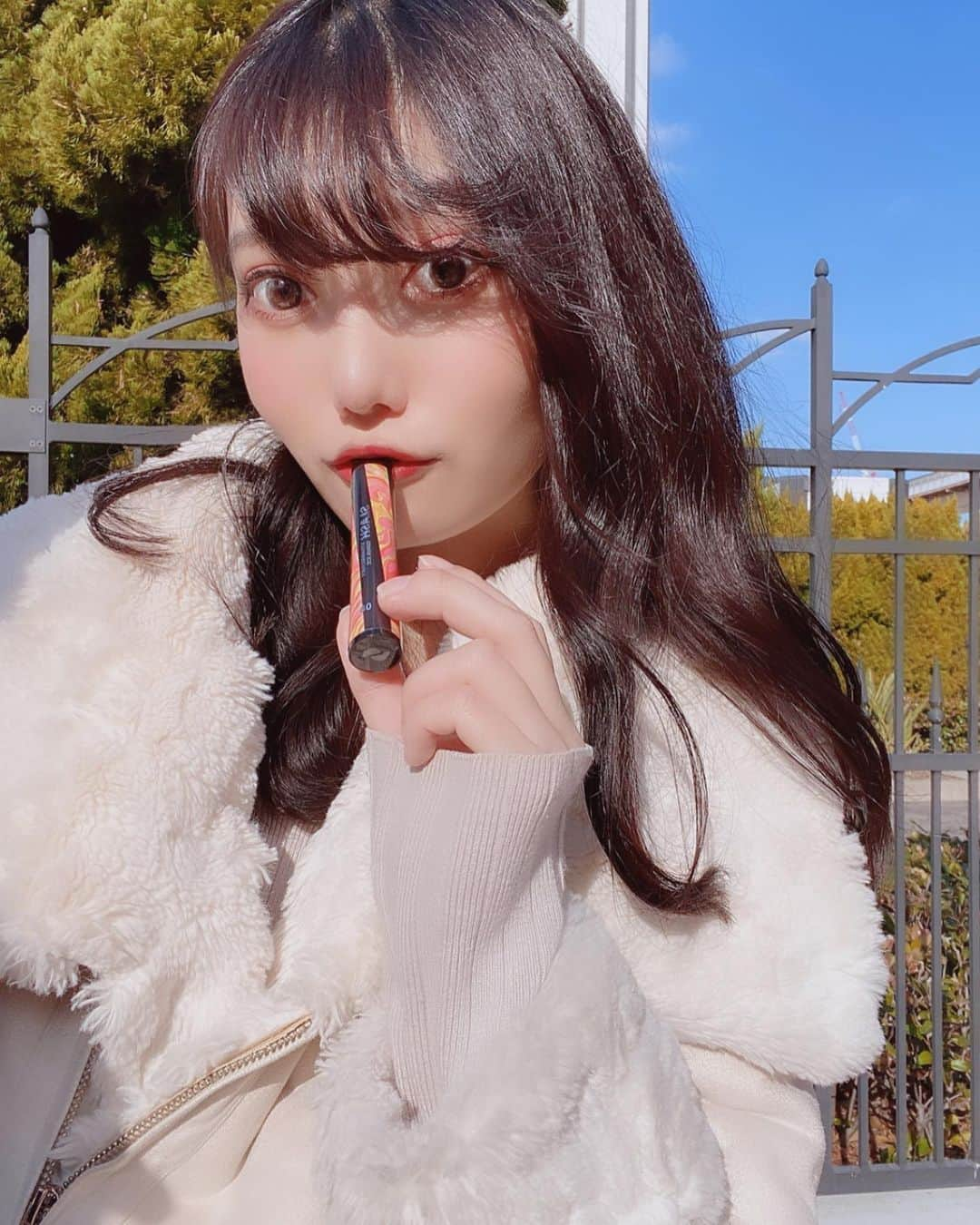 比嘉こころさんのインスタグラム写真 - (比嘉こころInstagram)「♡ 安定のSLASH🥳 @slash_vape_official   今回はストロベリーグアバアイス🍓 めっちゃ美味しい～💗   ニコチンもタールも 入ってないのに 吸った感すごいから 禁煙したい人試してみてね✨  SLASHさんの @slash_vape_official  プロフィールのリンクや Amazonで購入出来るよ⭐️  #slash #slashtime  #スラッシュ  #スラッシュタイム  #vape  #減量 #シーシャダイエット #水タバコ  #シーシャ #リラックス #ダイエット #美容 #かわいい  #インフルエンサー  #インスタ映え #モデル #サロンモデル #美容好きな人と繋がりたい  #おしゃれさんと繋がりたい  #写真好きな人と繋がりたい  #撮影依頼募集中  #健康 #美意識 #自撮り #禁煙 #selca」2月17日 23時22分 - cocolo_hika